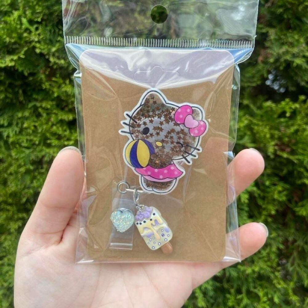Beach Hello Kitty Shaker Badge Reel